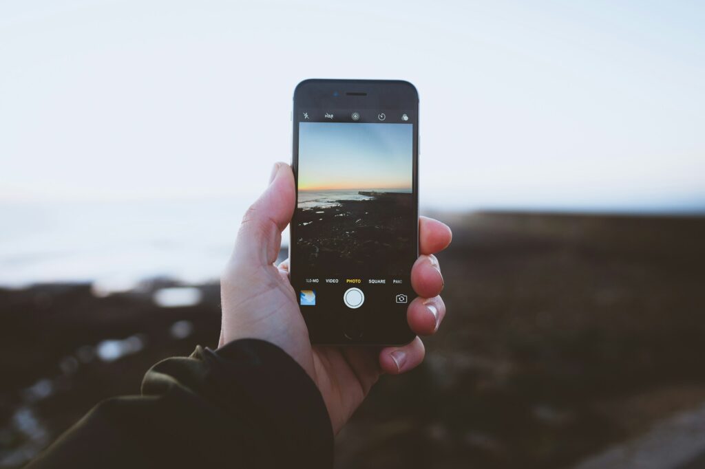 スマートフォンで写真を撮影する人