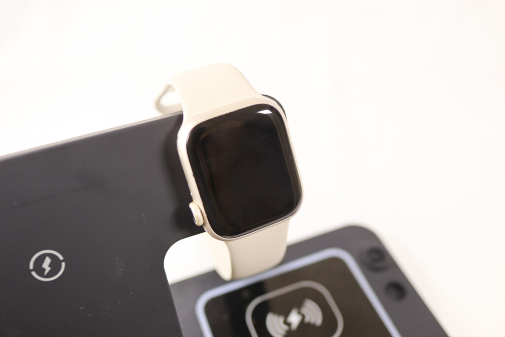 Apple Watch（充電中斜め）